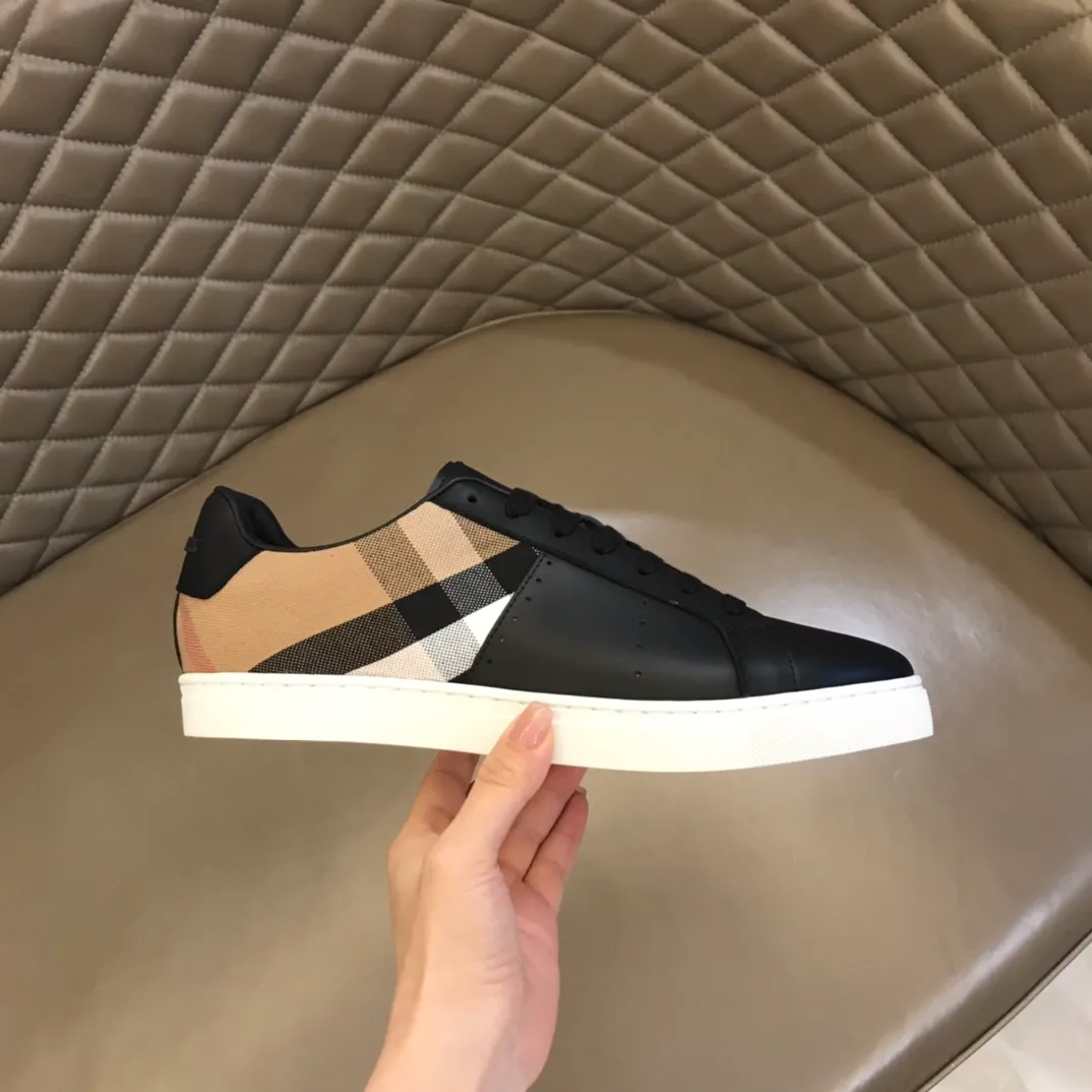 ¥380▫️B’s men’s classic low-top sneakers are reinterpreted in Vintage plaid cotton and cowhide materials, and decorated with a new brand logo. First-layer cowhide lining, embossed Burberry logo on the heel, and original TPU outsole! 38-44 (45 customized)